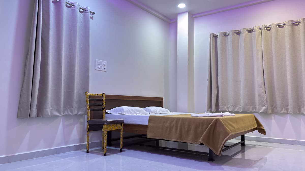 Hotel Gokul Admapur — room interior